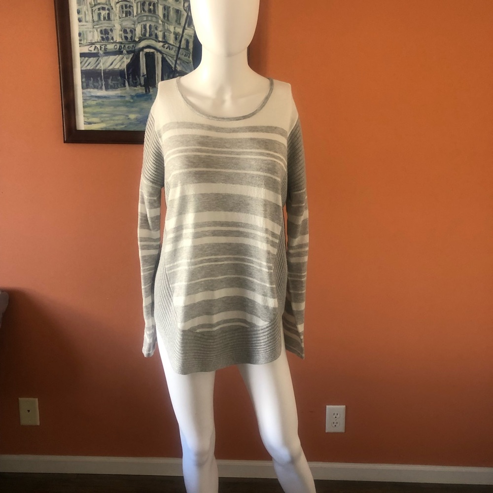 BY ARTISAN white and gray striped pullover sweater